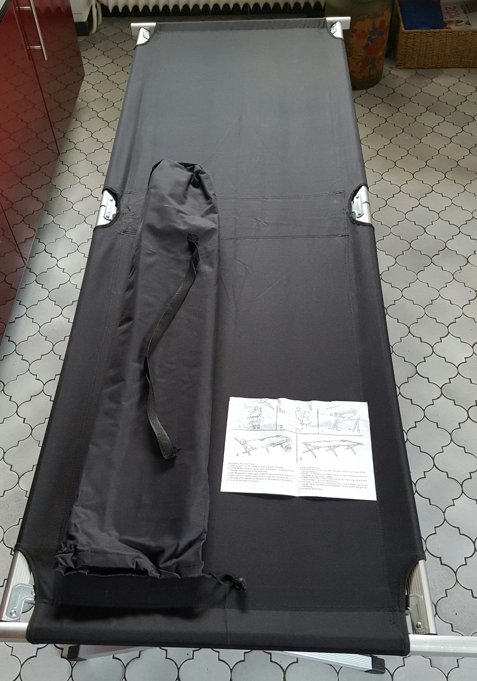 Kompletter Lieferumfang des Kronenburg XXL: Feldbett, Querstangen, Tragetasche und Anleitung