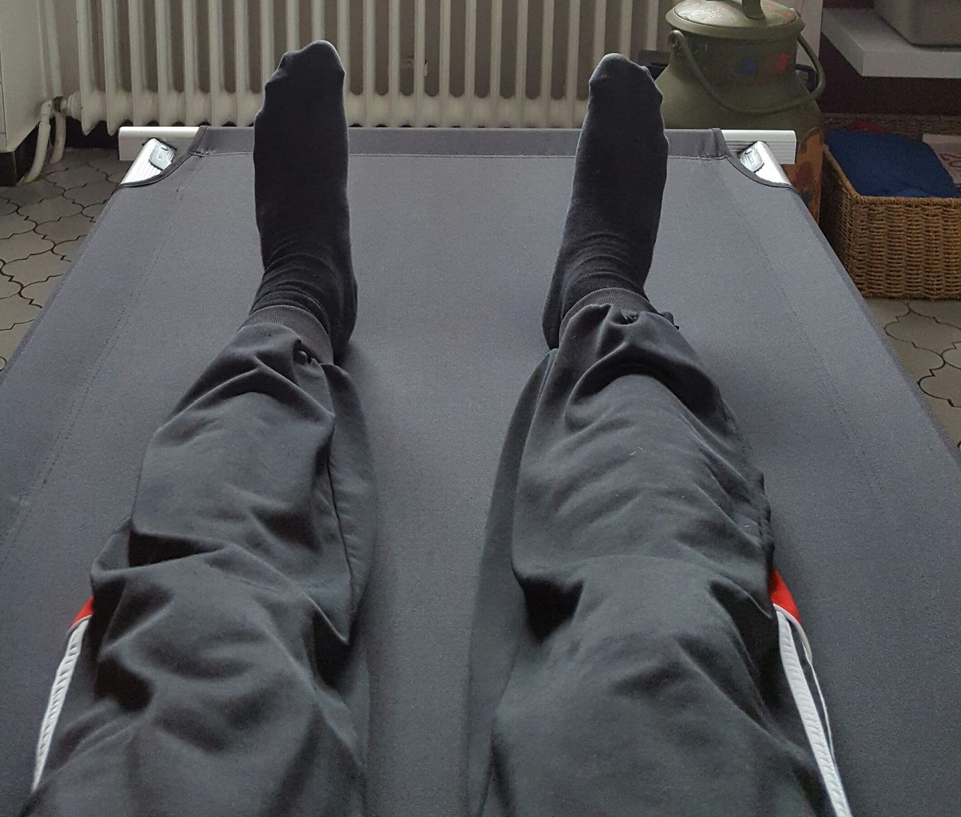 Testperson liegt beim Praxistest auf dem aufgebauten Kronenburg XXL Feldbett